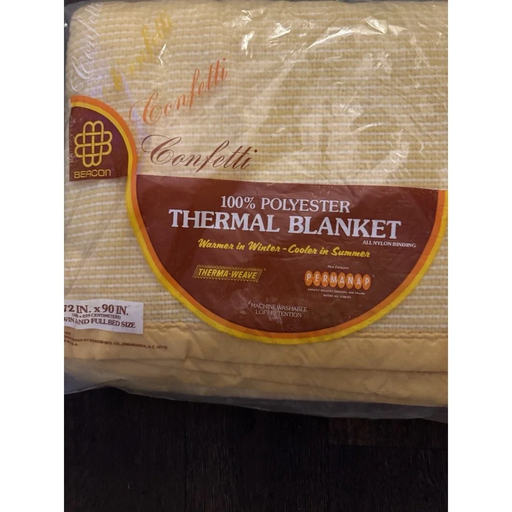 Beacon 100% poly Thermal Blanket NEW 72 x 90